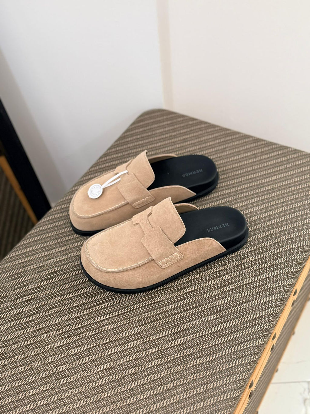 Hermès Ancora Mule (Beige / Noir)