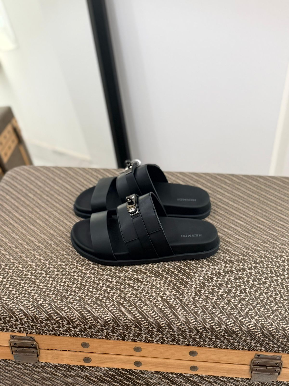 Hermès Chypre Sandal (Noir / Black)