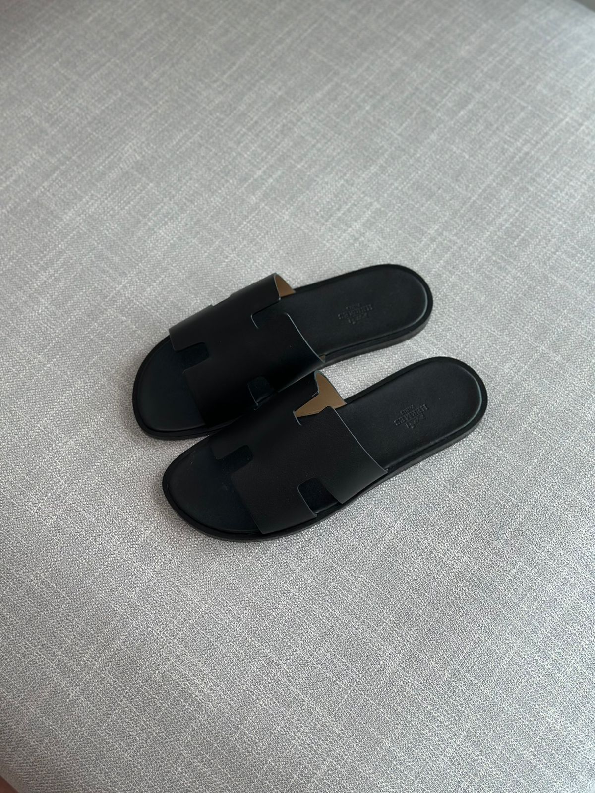 Hermès Izmir Sandal (Noir / Black)