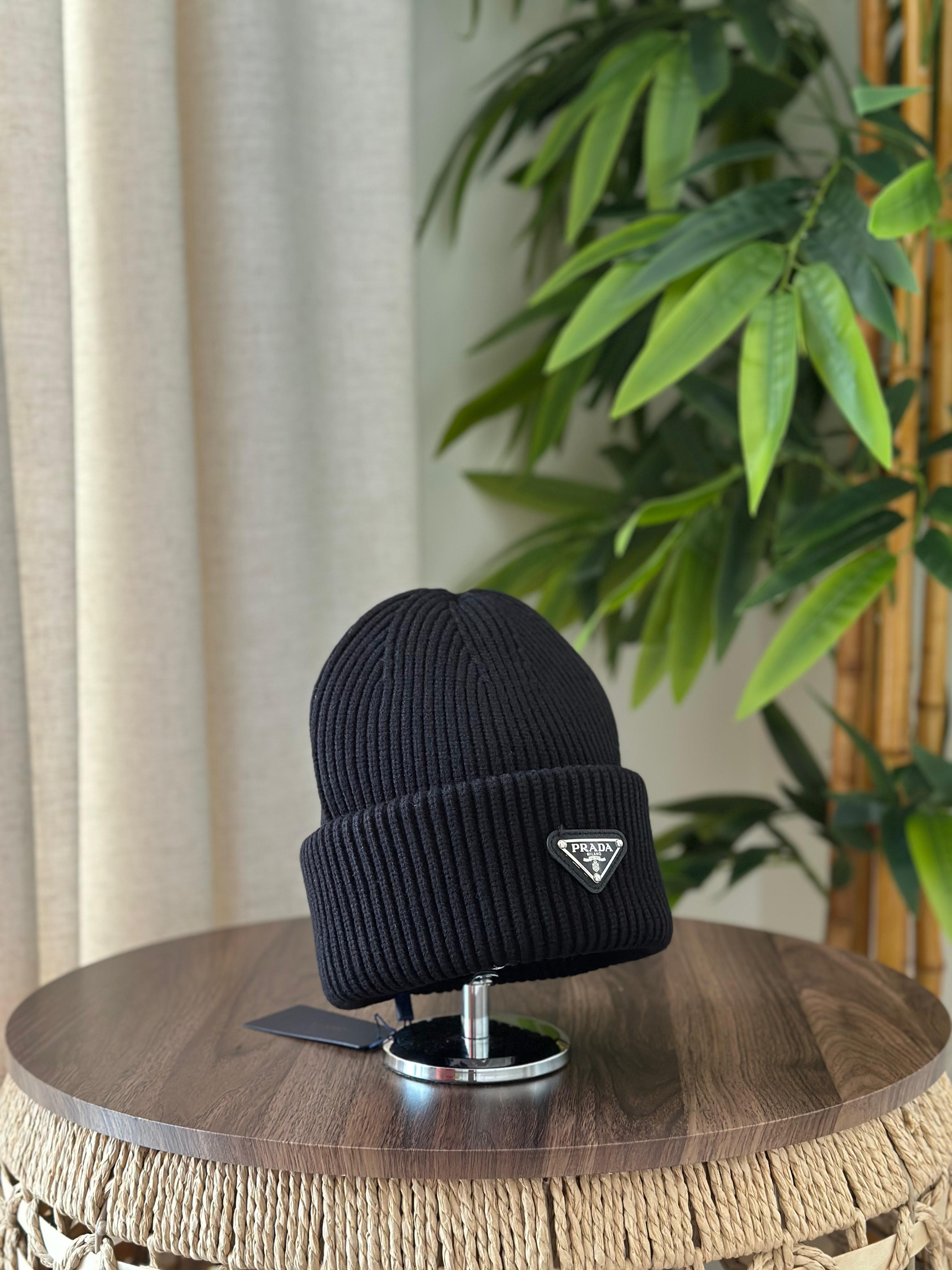 Prada Ribbed Knit Wool and Cashmere Beanie (Black)